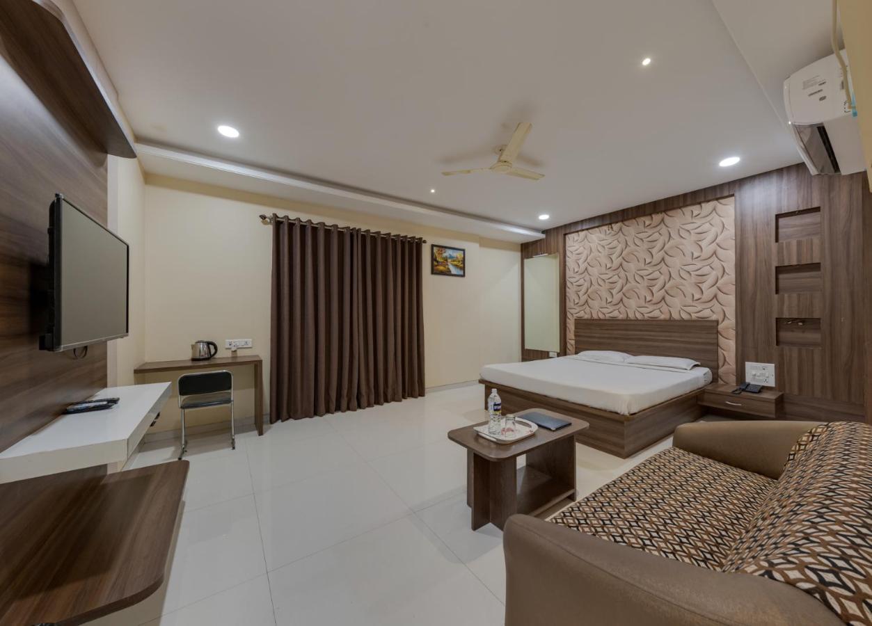 Hotel Royal Palace Karād Екстериор снимка