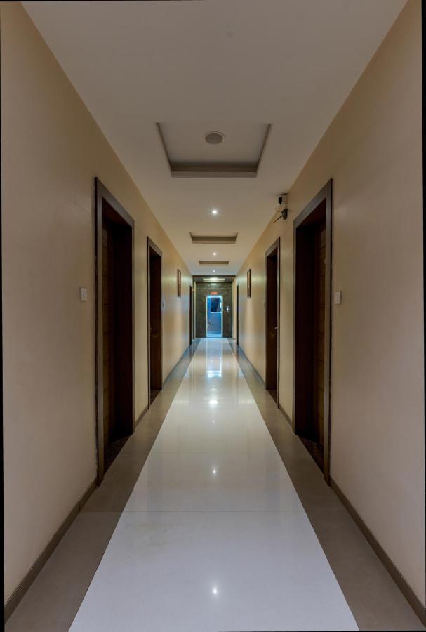 Hotel Royal Palace Karād Екстериор снимка